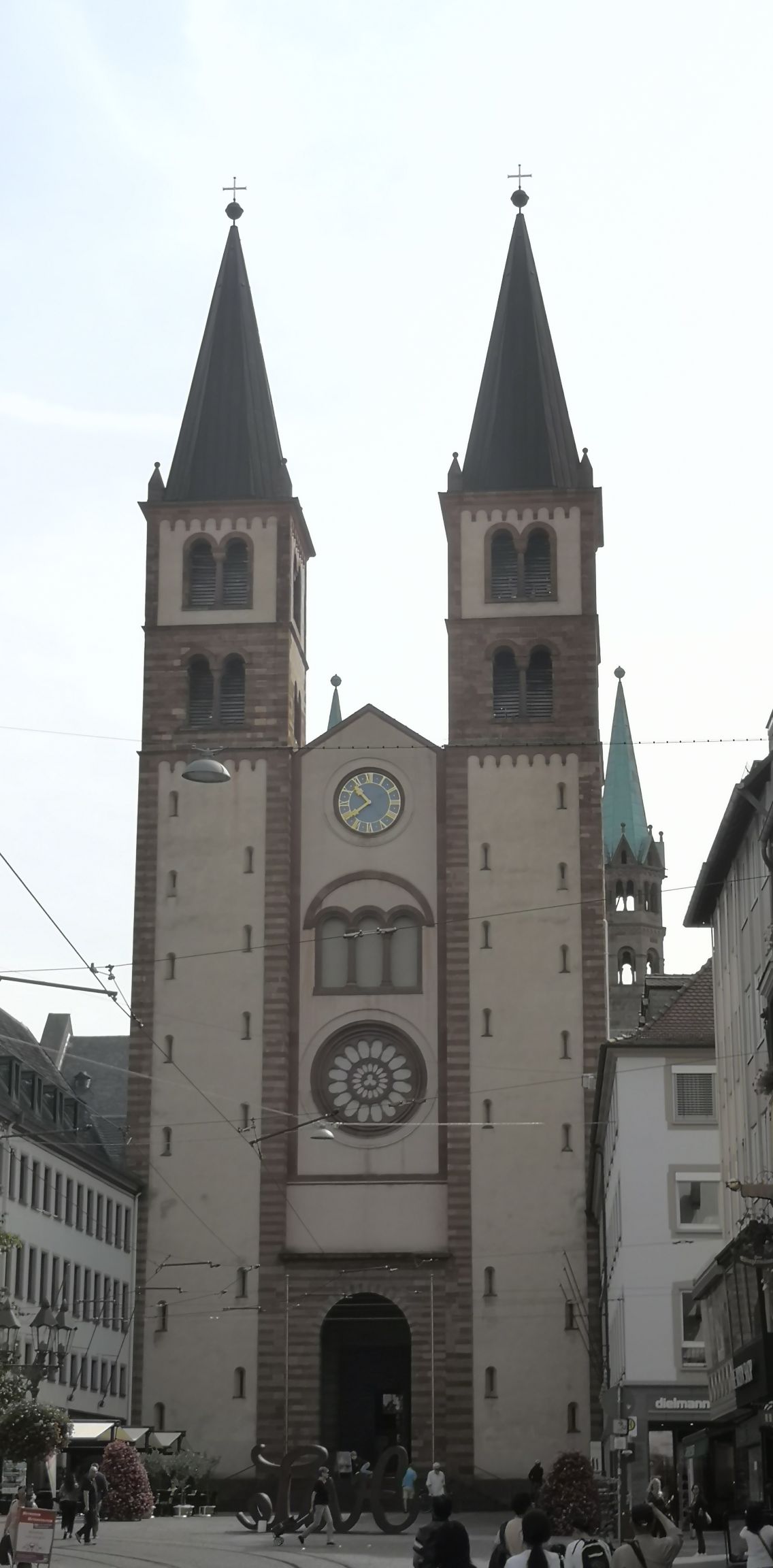 维尔斯堡有很多教堂⛪️，圣基利安主教堂位于古城的中心区域，正对美茵河老桥。罗曼式建筑的教堂，是维尔茨