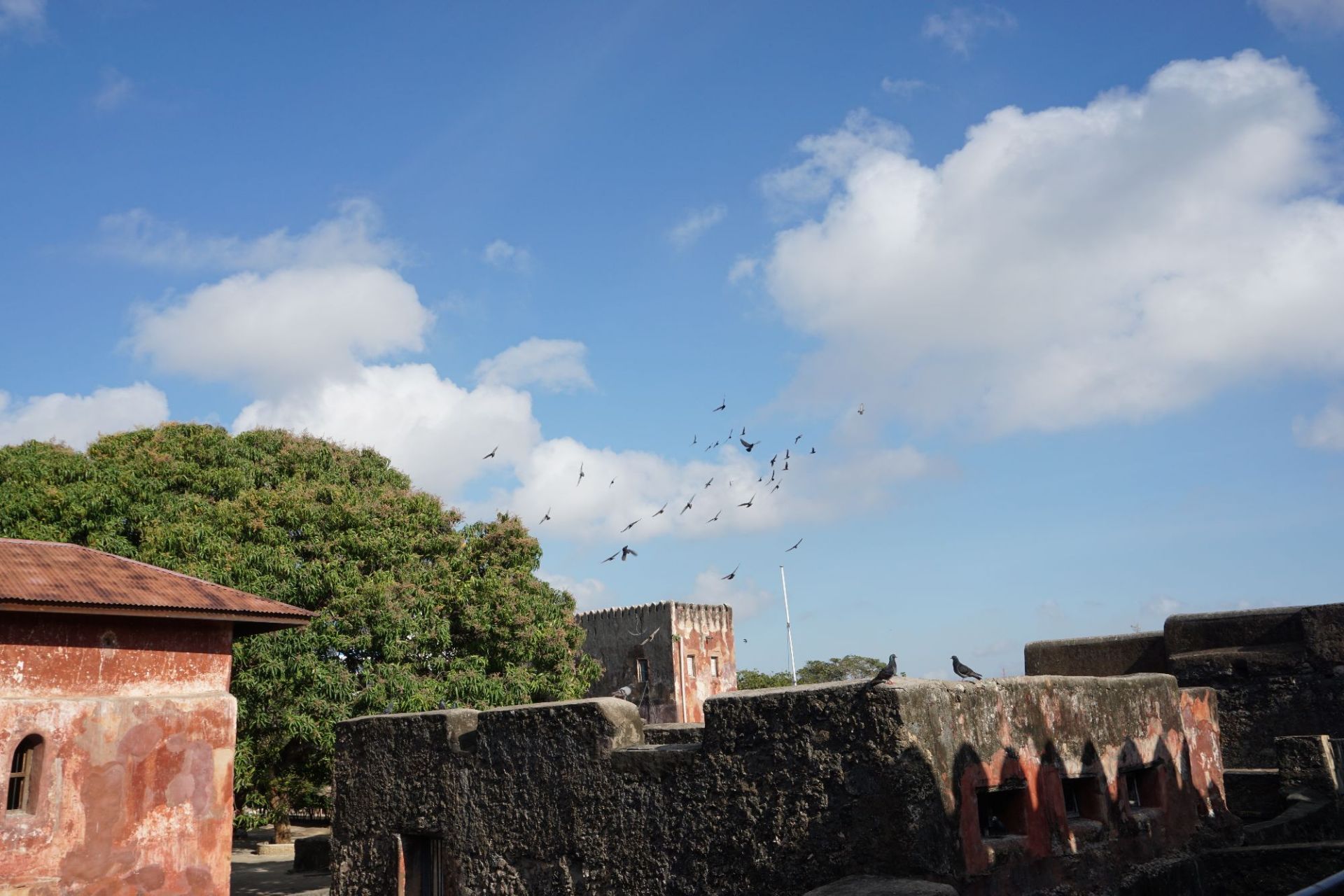 肯尼亚蒙巴萨市的耶稣堡，是个易守难攻的军事要塞，扼守着蒙巴萨港。