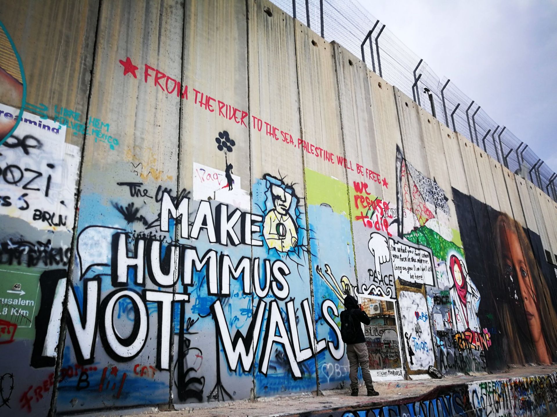 伯利恒的涂鸦墙  想要进入伯利恒，需要从以色列的耶路撒冷经过，开车半个小时左右道路前方能看到向两边无