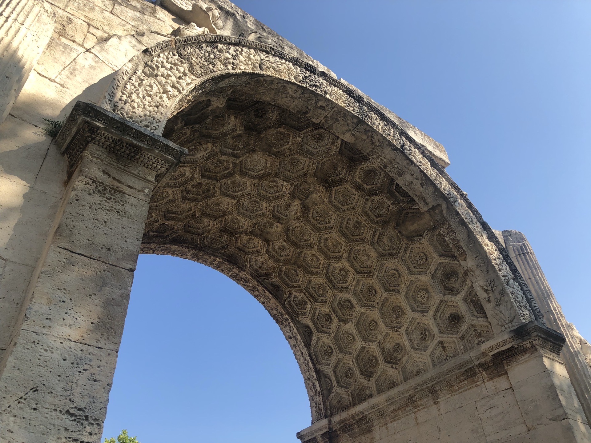 来到南法圣雷米，附近有一个古罗马遗址，看着还挺壮观的。保存也很不错，建筑非常有质感，上面的雕塑还能依