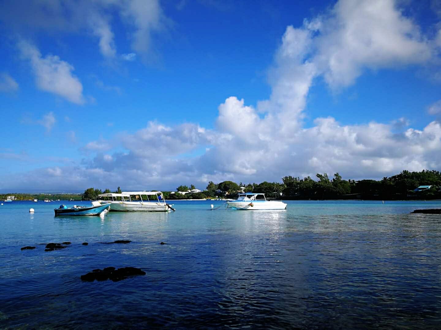 毛里求斯的蓝湾是一处景色非常优美的海湾，这里被称之为蓝湾，就是因为这里的海水非常的蓝，而且十分的清澈