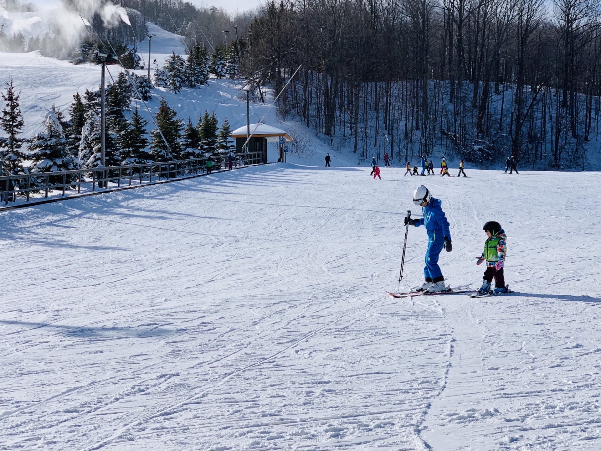 蓝山滑雪场是安大略省最大的滑雪场，总面积251英亩，年平均降雪量110英寸，有40多条难易程度不同的