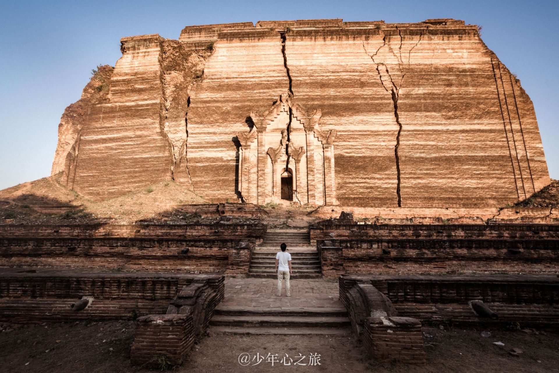曼德勒敏贡佛塔 | 世界上最大的砖制建筑 ✨✨✨ 缅甸被誉为“千塔佛国”，在这个国家，有数不尽的佛塔