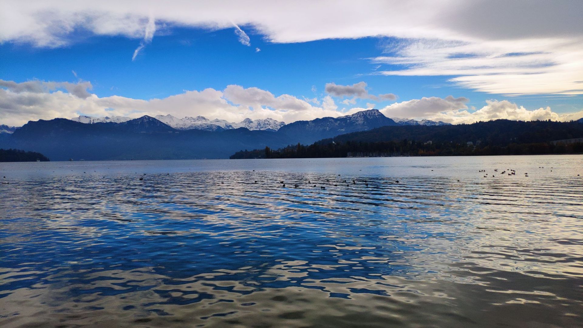 瑞士卢塞恩湖。从意大利往北穿越阿尔卑斯山脉进入瑞士，来到瑞士旅游名城卢塞恩。徒步在卢塞恩湖畔，湖水清