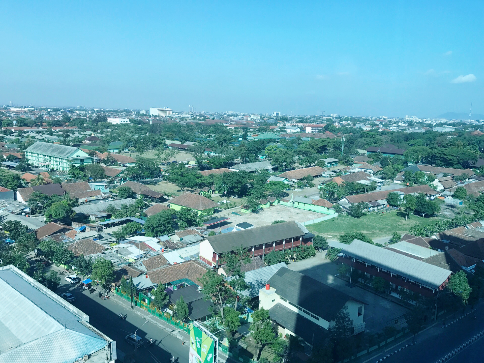 在万隆住进当地一㗎豪华酒店，酒店顶层有玻璃底观景台酒吧，景色是特别的。周边景点不算太多，主要是一个骑