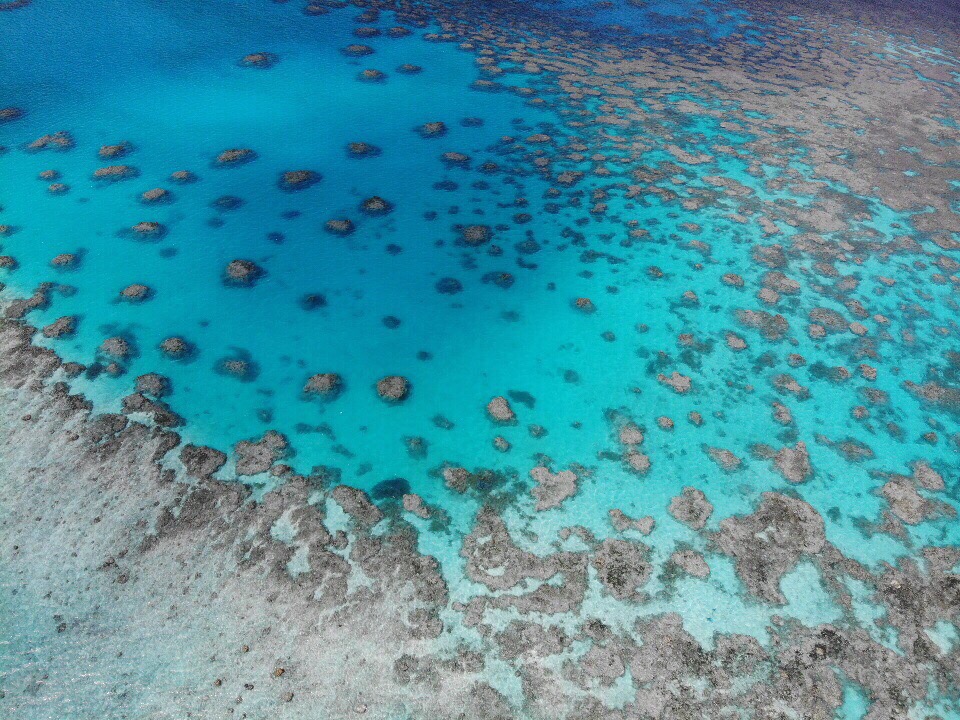 航拍离天堂最近的地方新喀里多尼亚。位于南太平洋的法属海岛新喀里多尼亚，拥有世界最大的世界遗产潟湖，海