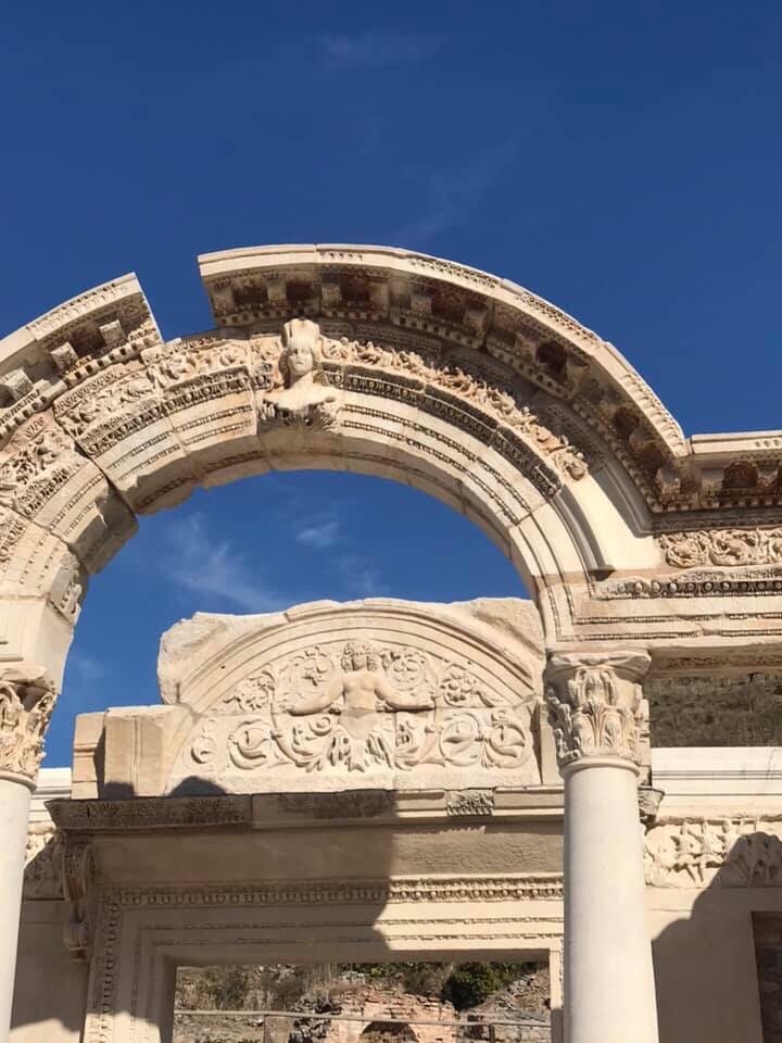 有‘東方龐貝’之称的以弗所 是第一个完全用’白色大理石‘所打造的城市 历史文化的底蕴丰厚 是土耳其之