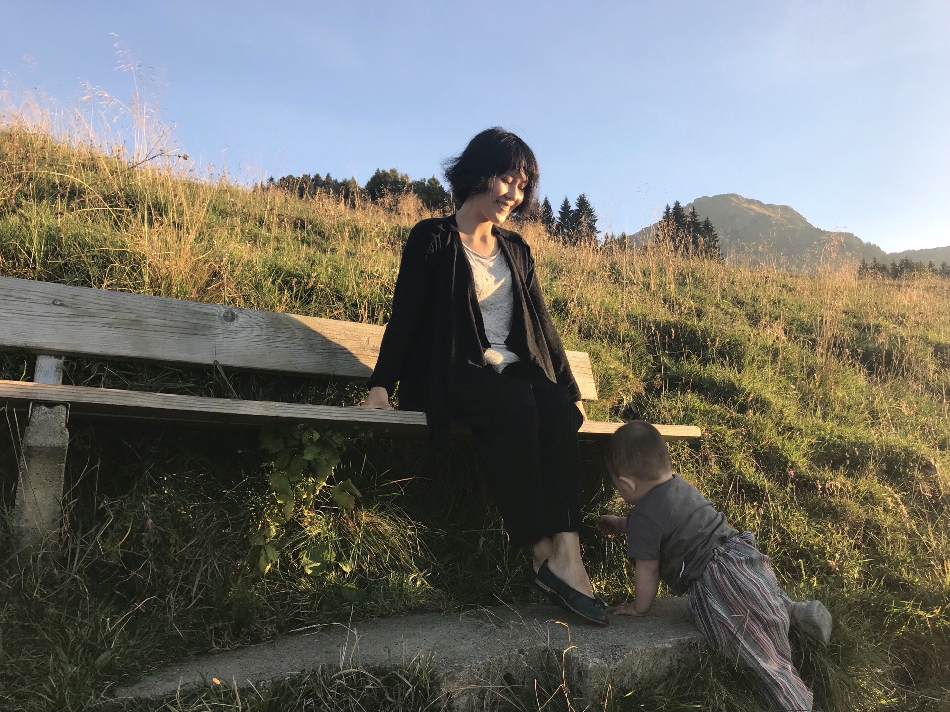 这是一位坐在奥地利小山坡上的国产圣母玛利亚，肚子里的有有已经和姐姐耍了一趟欧洲
