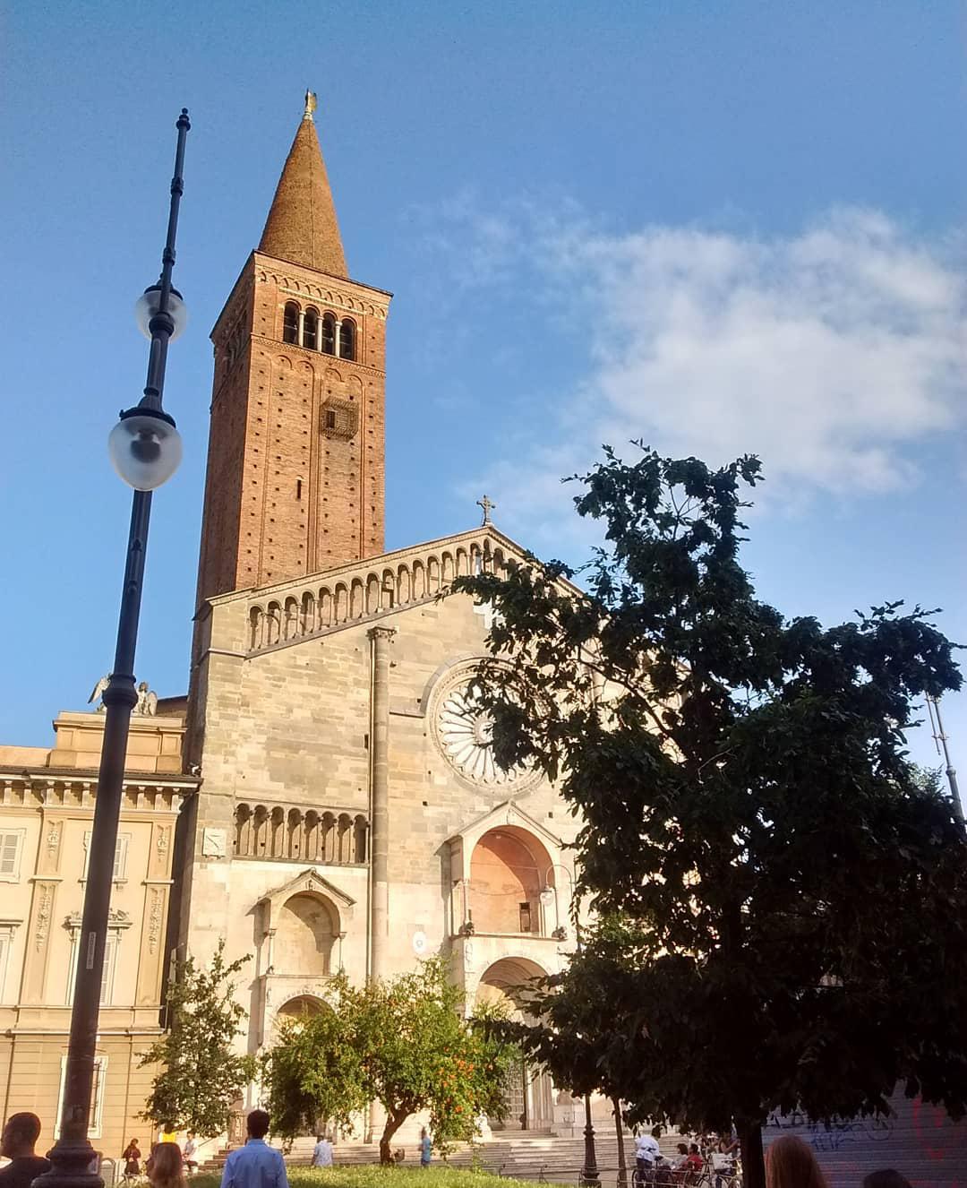 打卡！！来意大利一定不能错过的梦幻场地！！  来到意大利一定要参观的一个景点，就是皮亚琴察大教堂▼▼