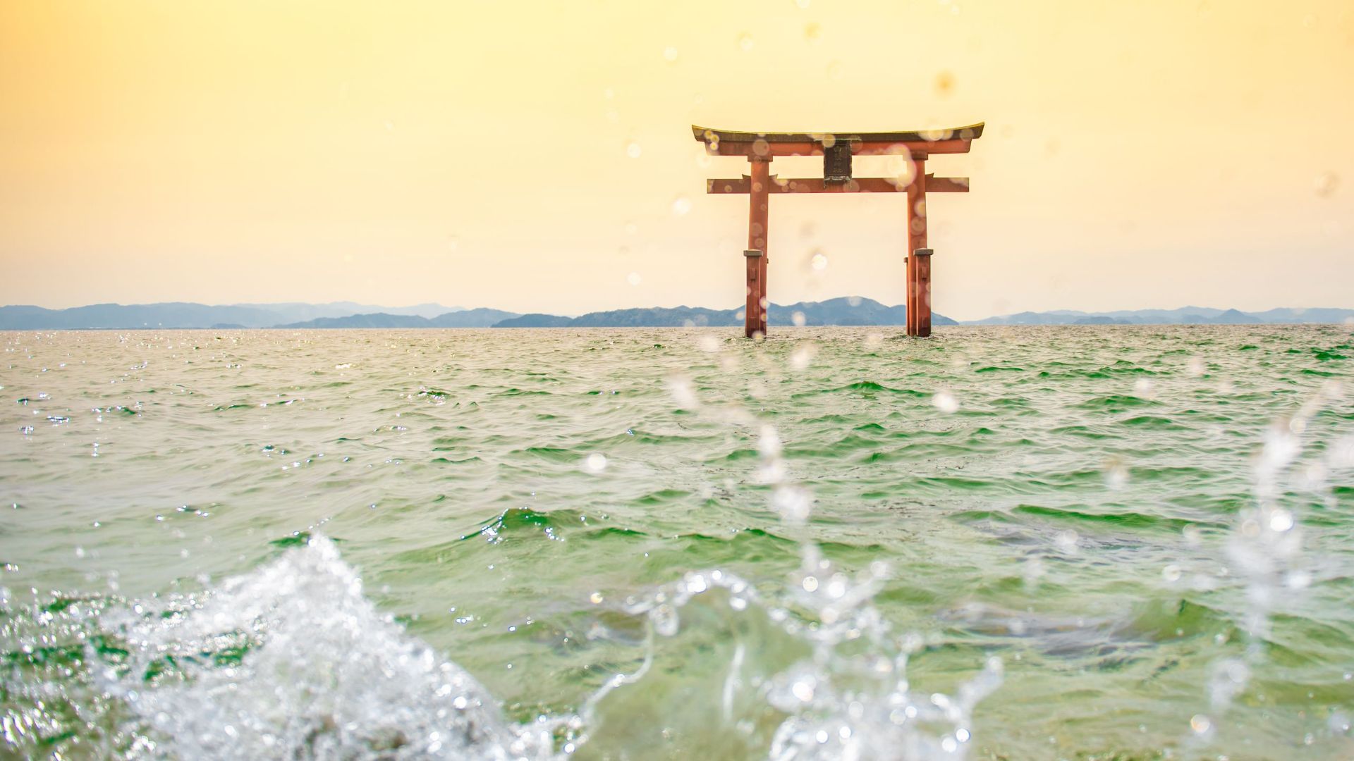 琵琶湖位于日本滋贺县，是日本中西部山区的淡水湖，面积约674km²，是日本的象征、国家公园和最大湖泊