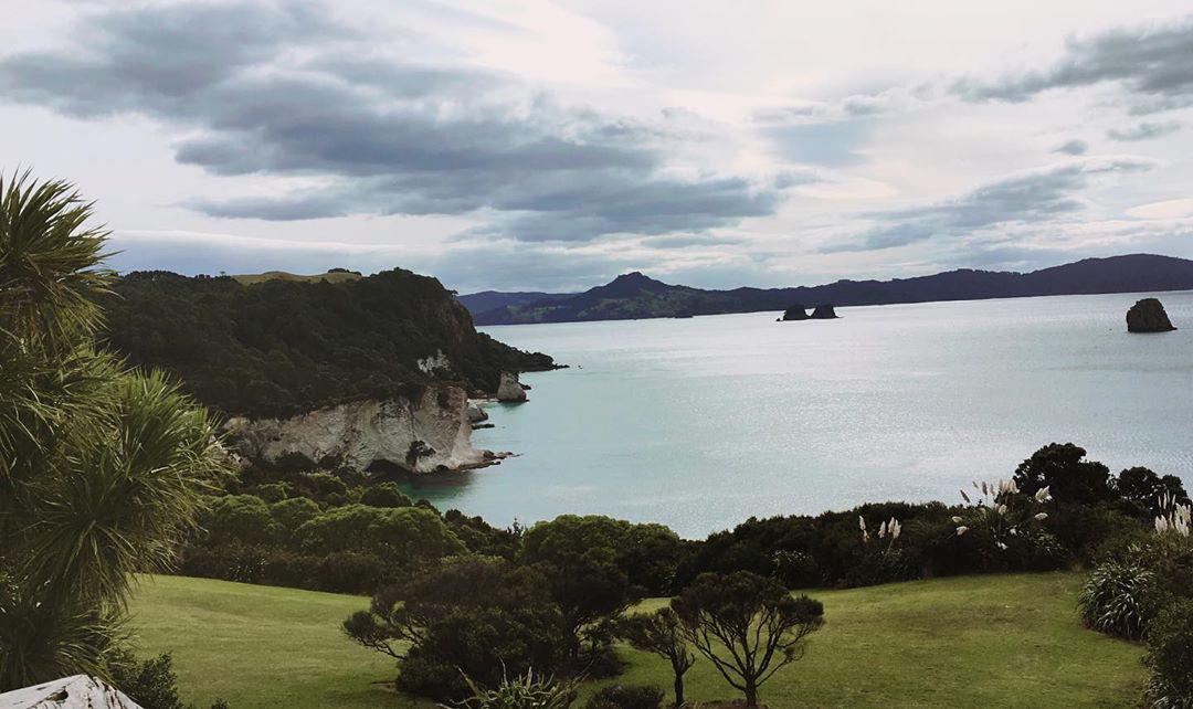 大自然赋予新西兰的赠礼——个性天然温泉 说到海滩，每个人都会想到阳光、沙滩、帅哥美女，对于国人来说，