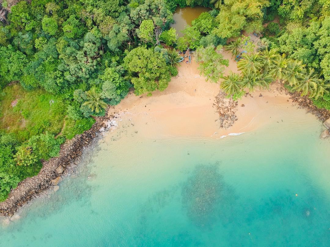 别样风情的丛林海滩     --乌纳瓦图纳海滩记  提到斯里兰卡这个国家，脑海里就不由自主的浮现了那