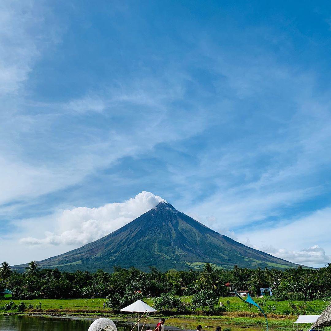 走近看——世界最完美的圆锥体火山 马荣火山位于菲律宾吕宋岛东南部，是一座目前仍旧活跃的活火山。它有着