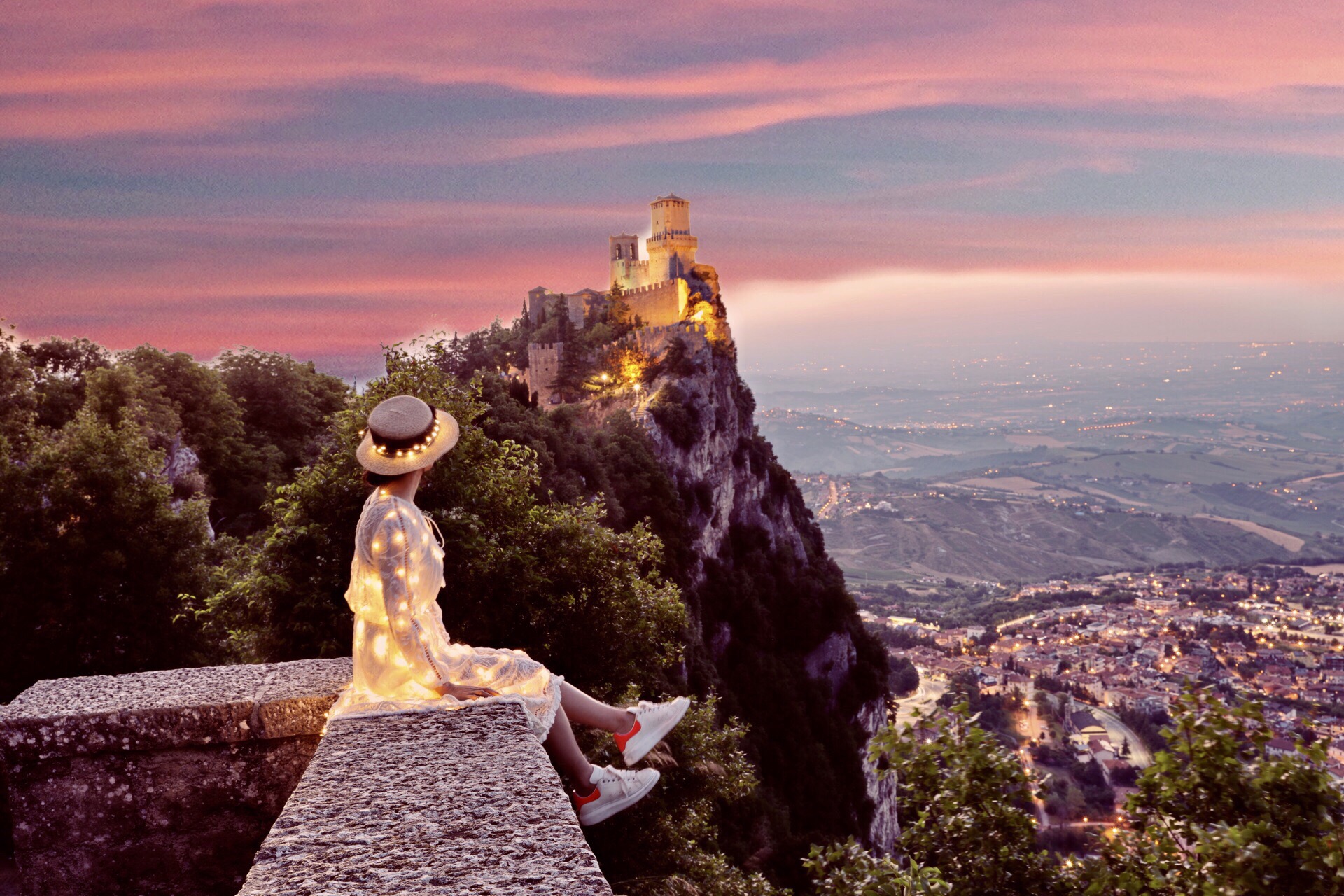 圣马力诺－山崖上的袖珍共和国。决定去圣马力诺后便搜索游玩的风景点。一张坐在悬崖边上，仰望城堡的照片吸