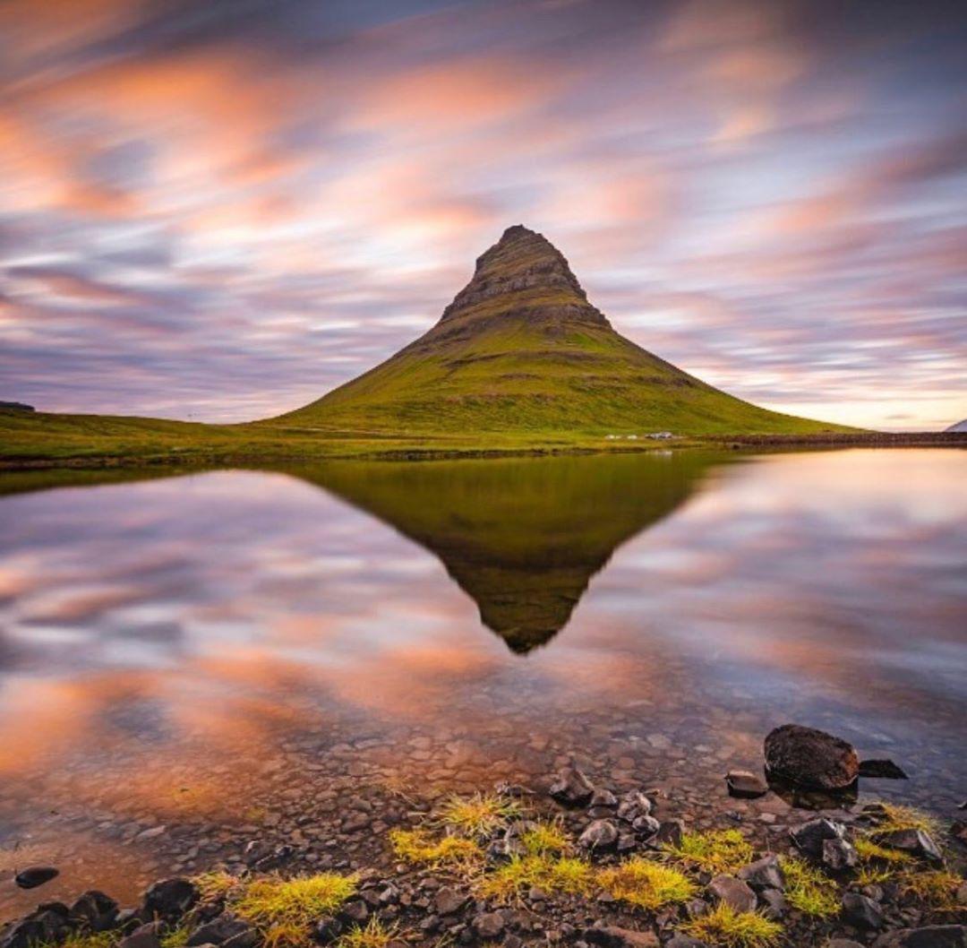 酷似草帽的冰岛教会山  🇮🇸冰岛教会山  冰岛的美是全世界的人都认可的，因为它靠近北极圈，所以可以看