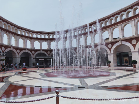 弗洛伦萨小镇风景美丽，人不太多，店员热情，满载而归，值得一去，最后一个图片的小哥哥接客啦💋💋💋💋