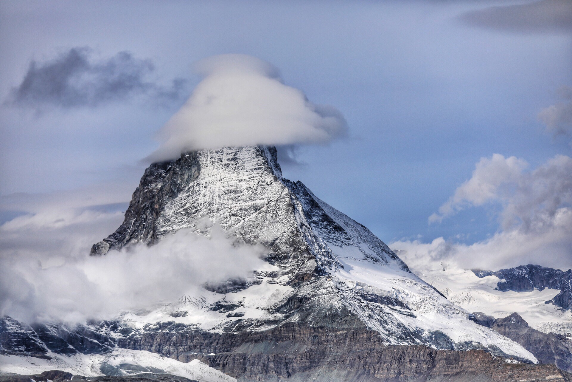 马特洪峰（Matterhorn），位于瑞士瓦莱州小镇采尔马特，海拔4478米，是阿尔卑斯山最美丽的山