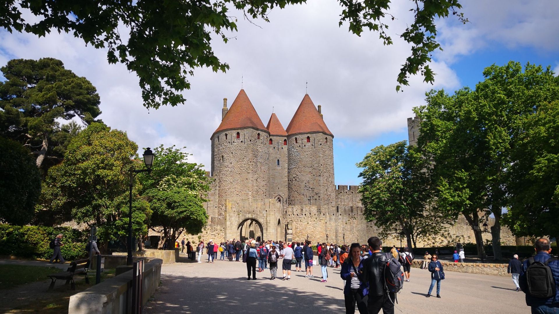 卡尔卡松城堡是欧洲最大的中世纪城堡，经修复保存完好，至今还在正常使用，被列入世界文化 卡尔卡松城堡 