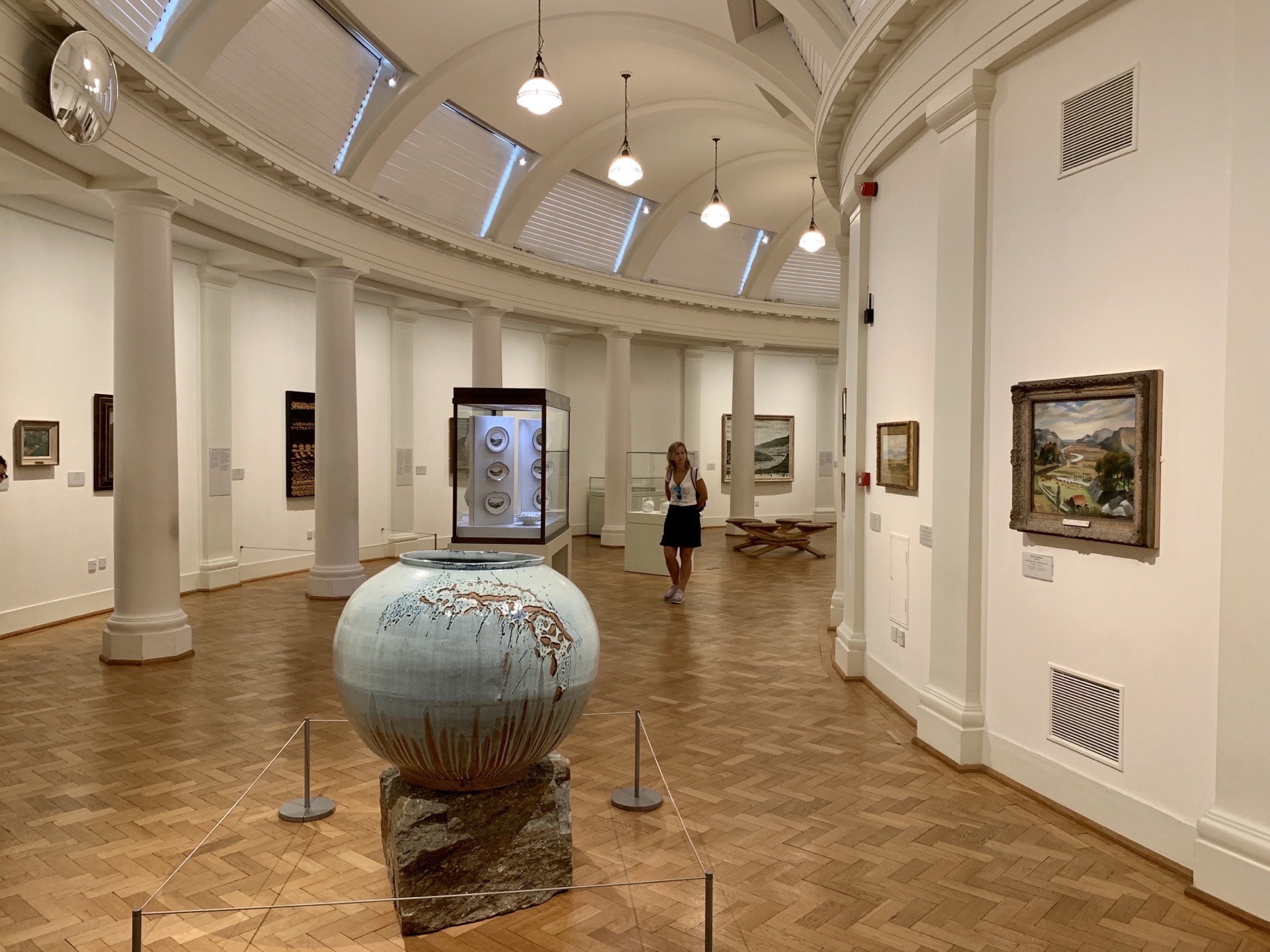 瓷器之琳琅满目——加的夫国家博物馆有非常丰富的包括英国在内的欧洲瓷器庋藏，堪称大观。其展陈呈现了欧洲
