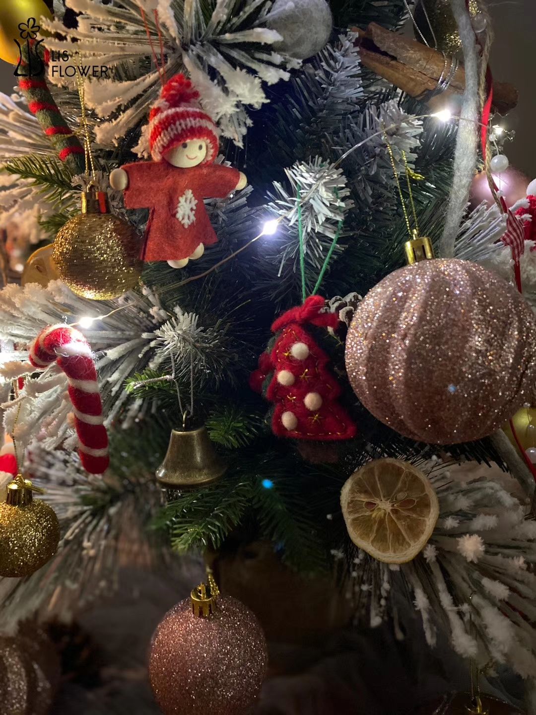 看，树上长出了各种礼物，是圣诞节来了 我本想拍一下欧洲最高大的圣诞树发在这，但一直没机会去多蒙。没得