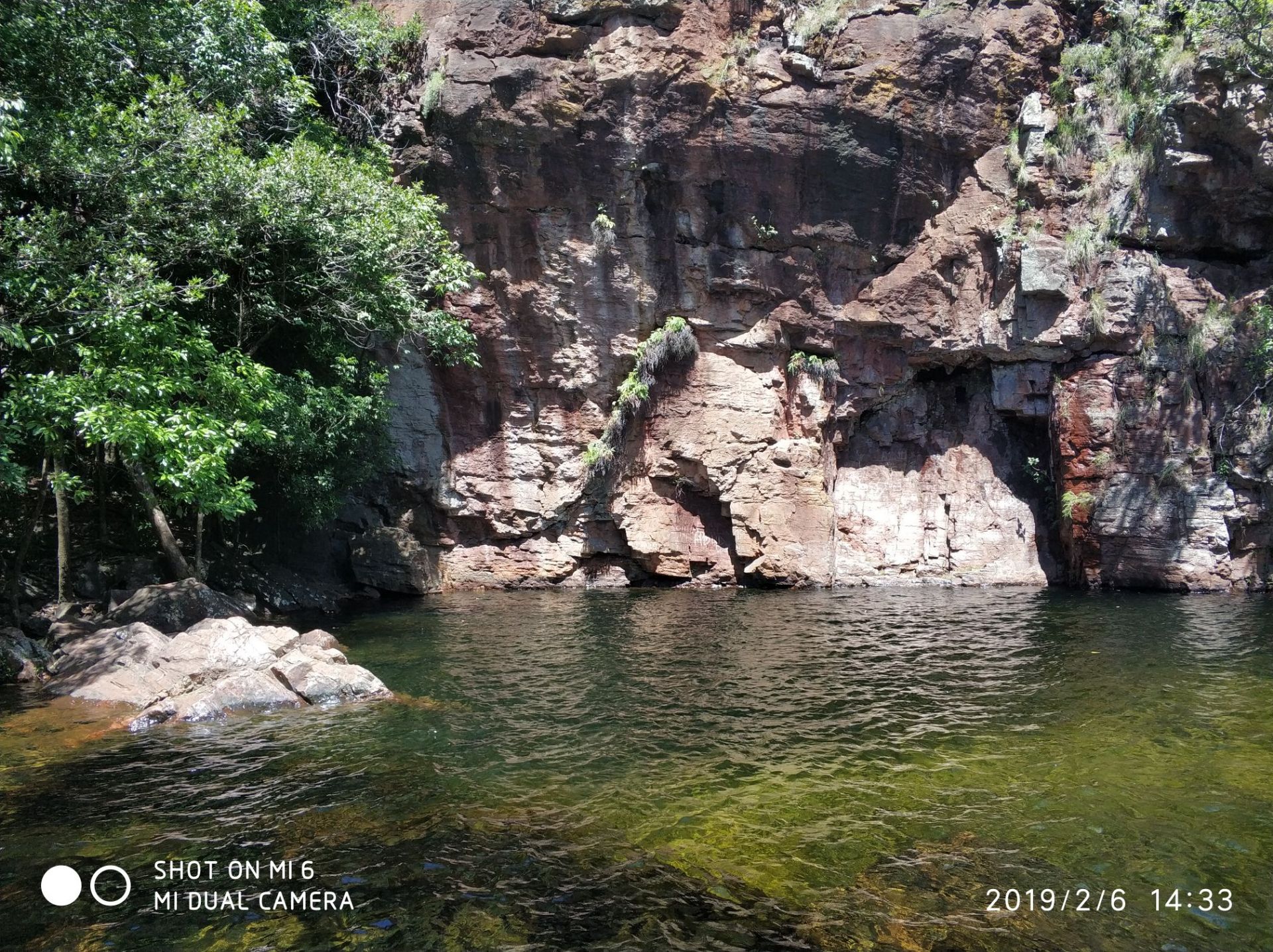 达尔文李治菲特国家公园，河水清澈，瀑布壮观，在炎热的夏天泡在水里简直太爽