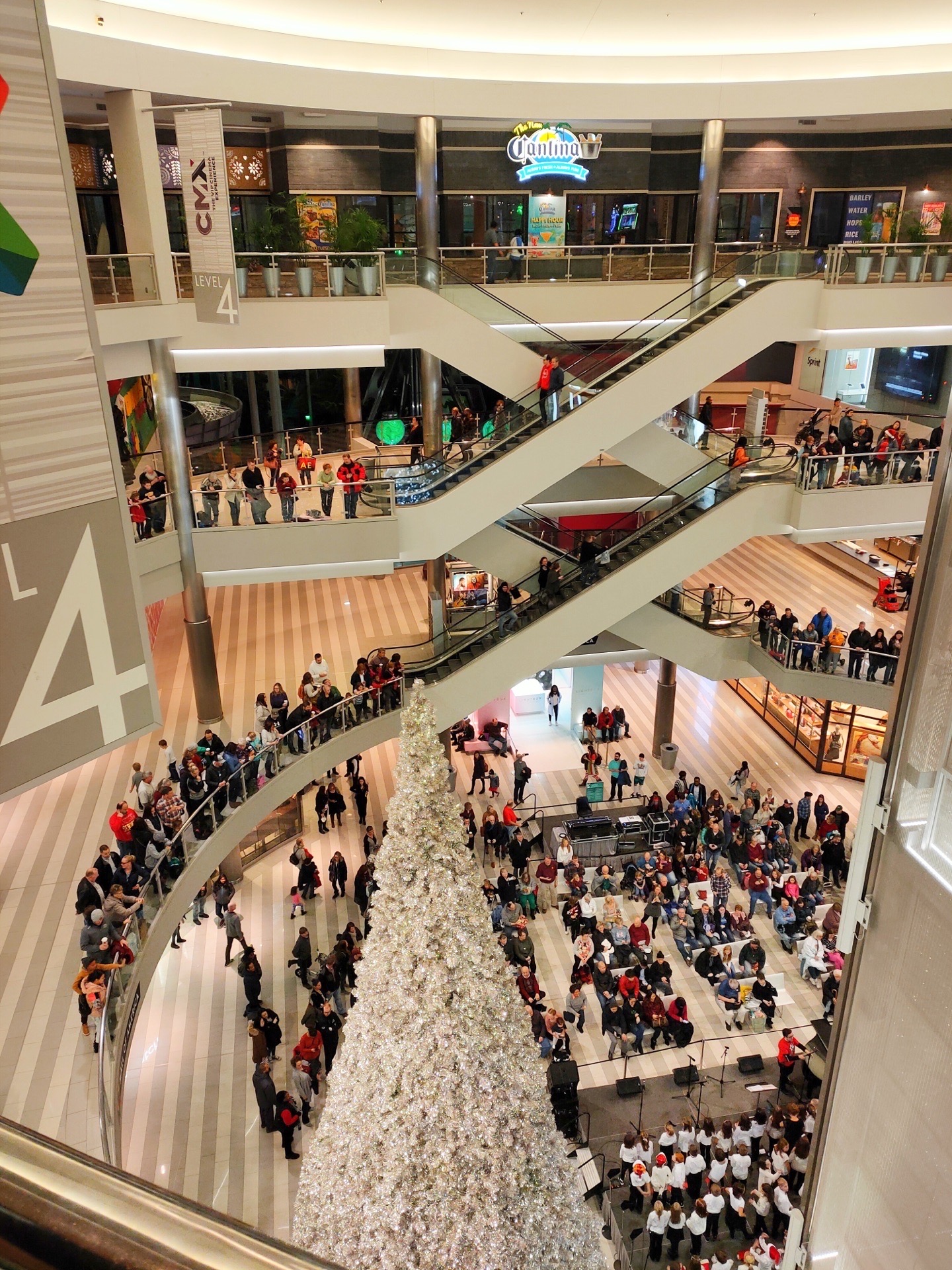 Mall of America 刚下飞机✈️就跟朋友一起去了明尼阿波利斯的美国购物中心，赶在圣诞节左