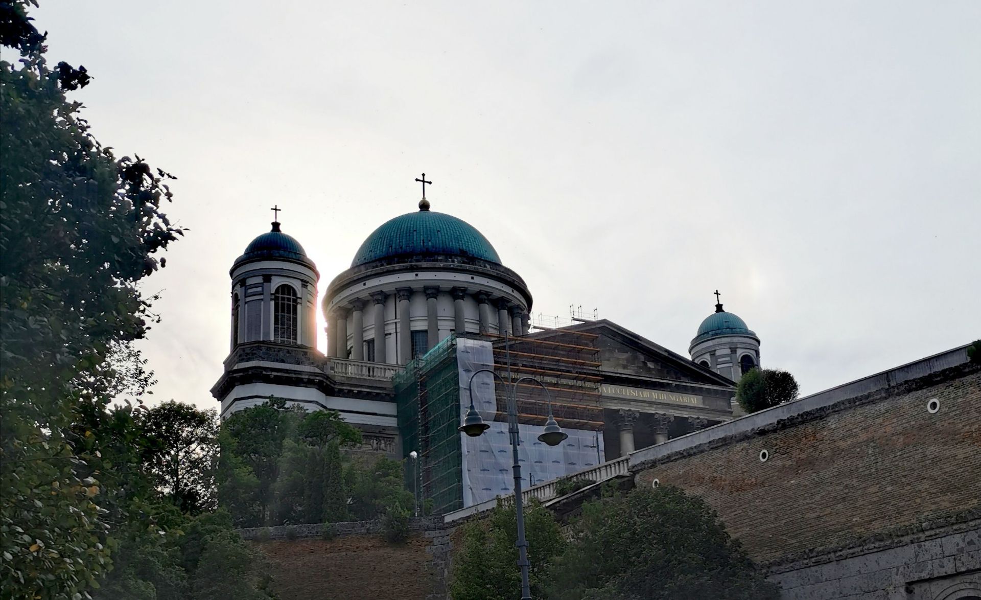 埃斯泰尔戈姆镇曾经的匈牙利都城，如今只有一千多居民，圣母升天大教堂是匈牙利最大的教堂，欧洲第二，圣母