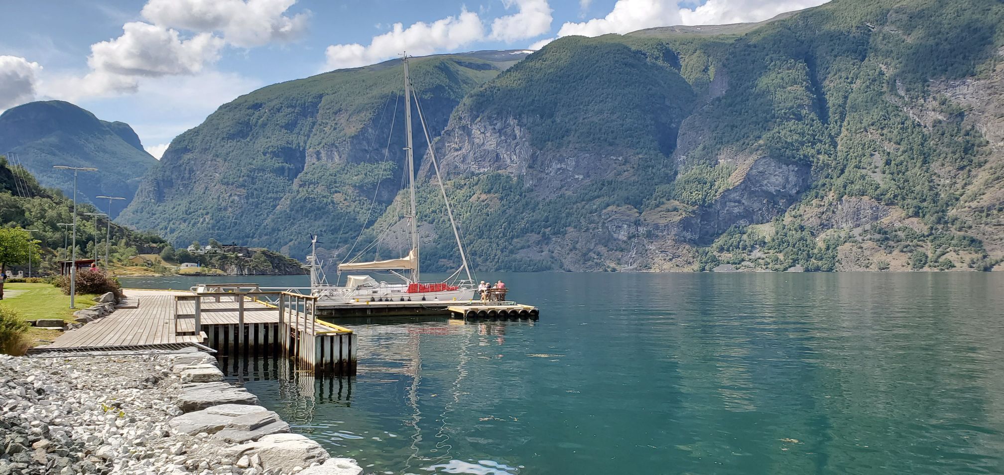 Flåm 旁边的小镇，没有旅行团更安静惬意，景色一样的美！