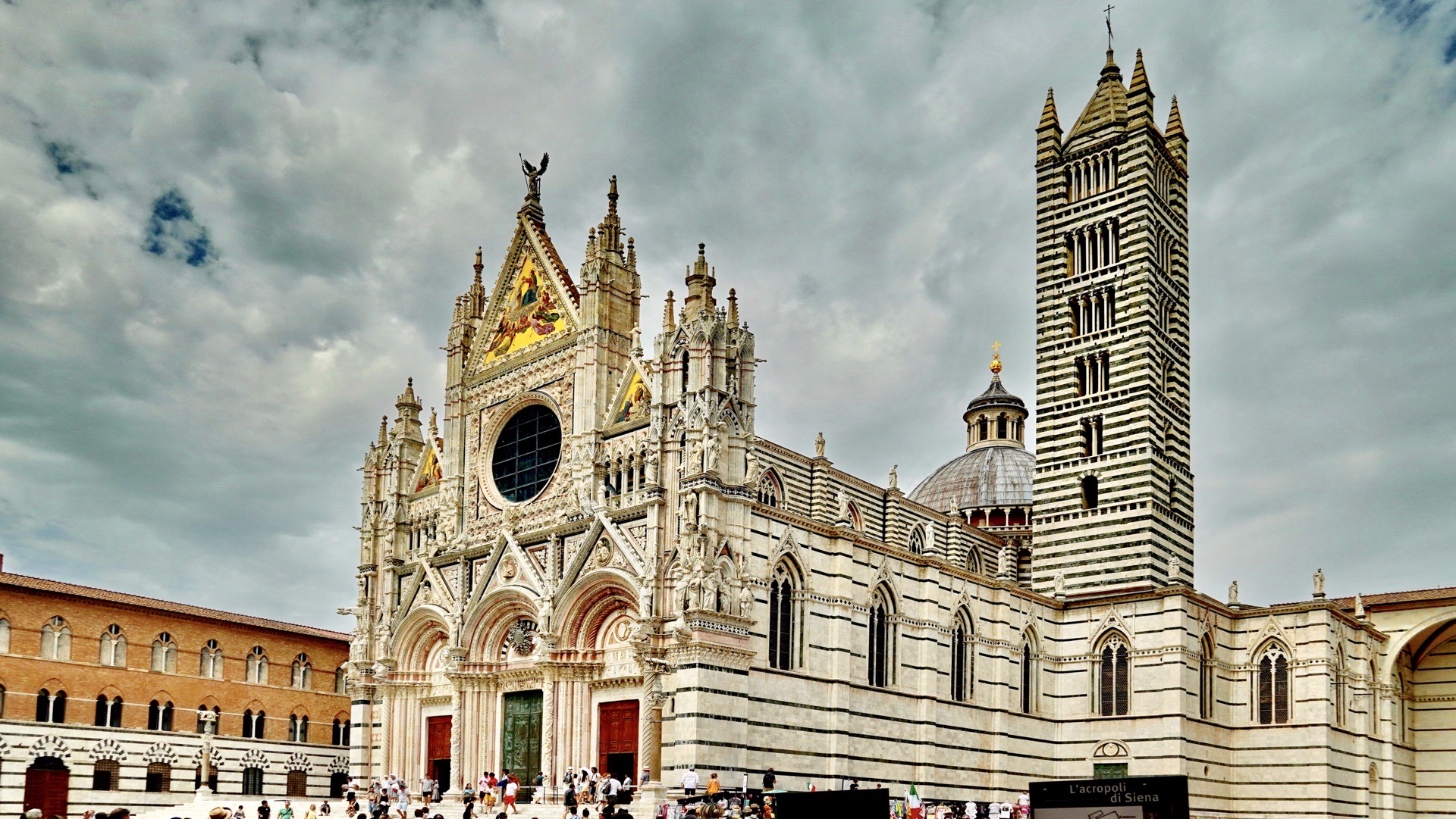 锡耶纳大教堂（Siena Cathedral）的大小在同名的正方形中最大，黑白相嵌大理石是他的特征，