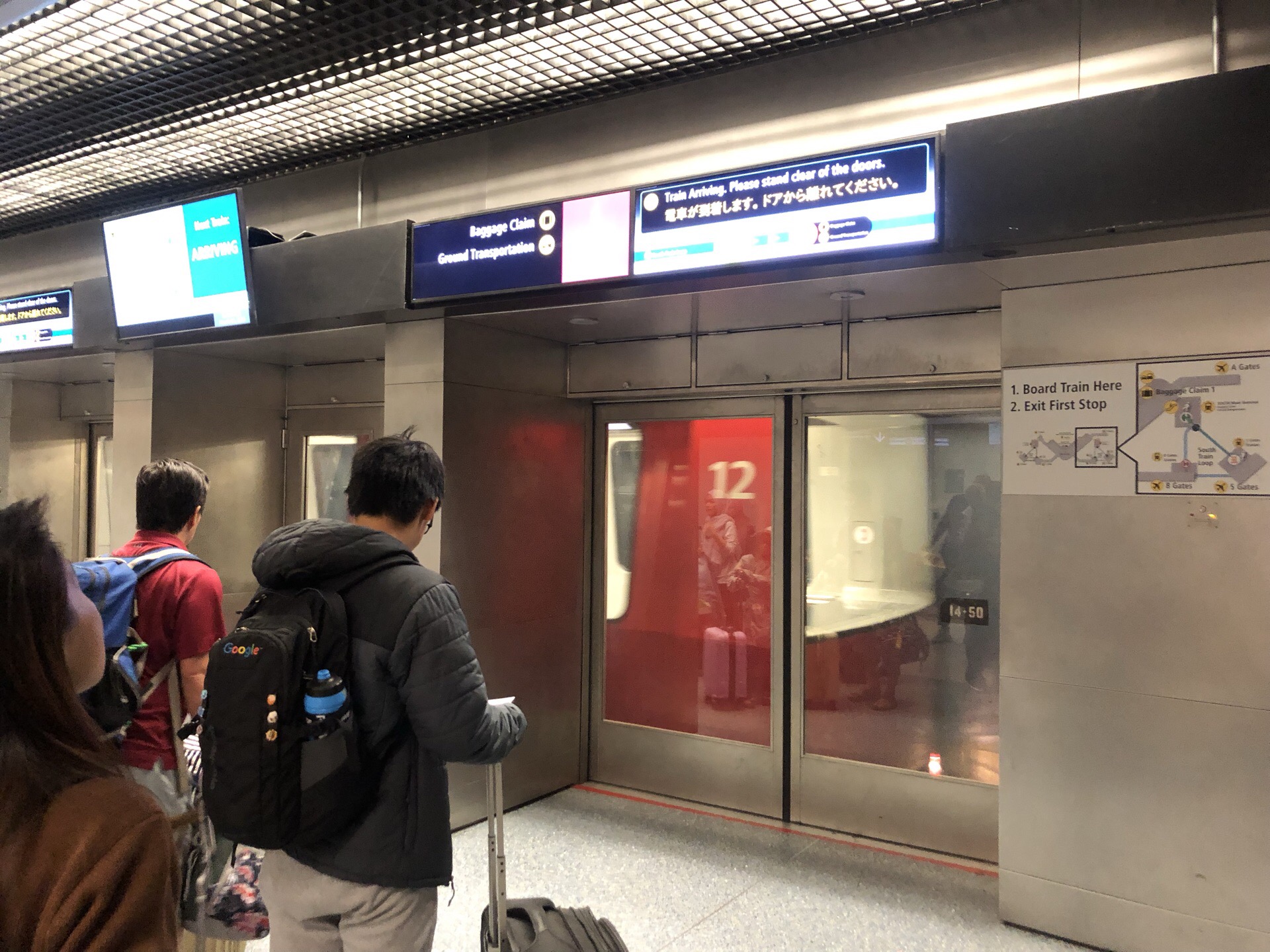 西雅图机场国际航站楼出来坐小火车的门口