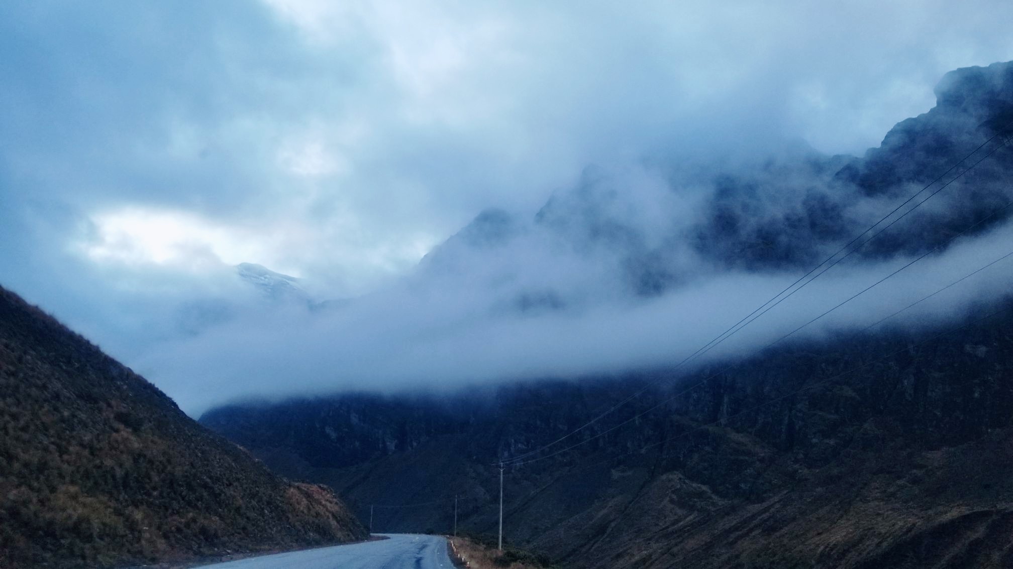 出拉巴斯的路上，边上就是安迪斯山脉，传说中的死亡公路就在上面