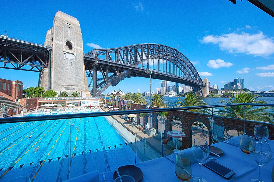 位于北悉尼奥林匹克泳池之上的Aqua Dining餐厅，紧邻悉尼海港大桥，是一家意大利风味餐厅。餐厅