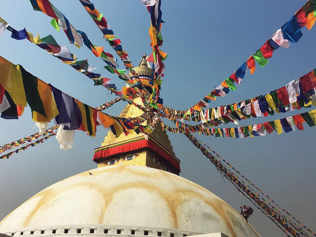 洗涤心灵的旅行胜地---博达哈大佛塔 由五座喇嘛庙、周边数家店铺，周边环绕着巨型白色的佛塔构成的建筑