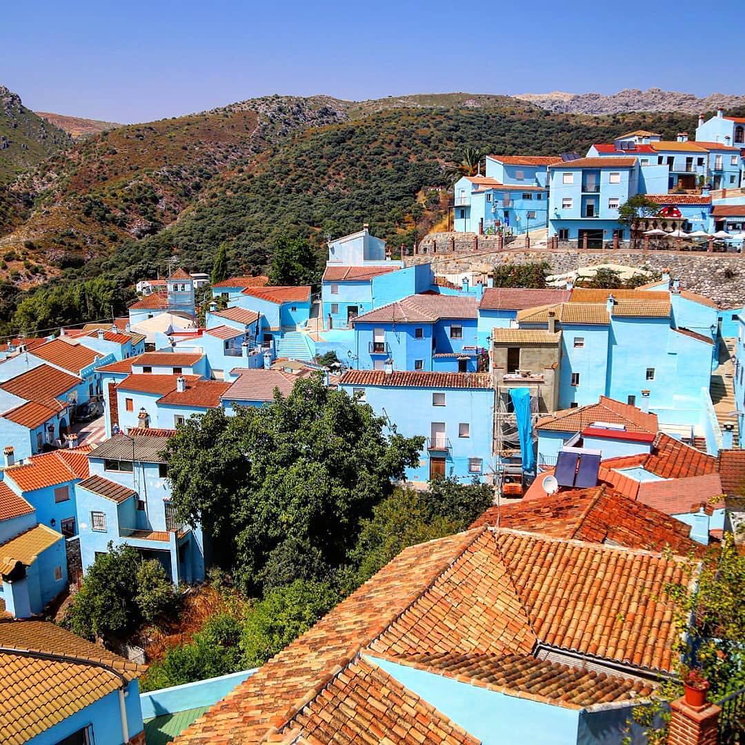 西班牙最美的山村  如果你想看看蓝精灵的家乡，那就来胡斯卡小镇吧，这里是电影蓝精灵的拍摄宣传地，小镇
