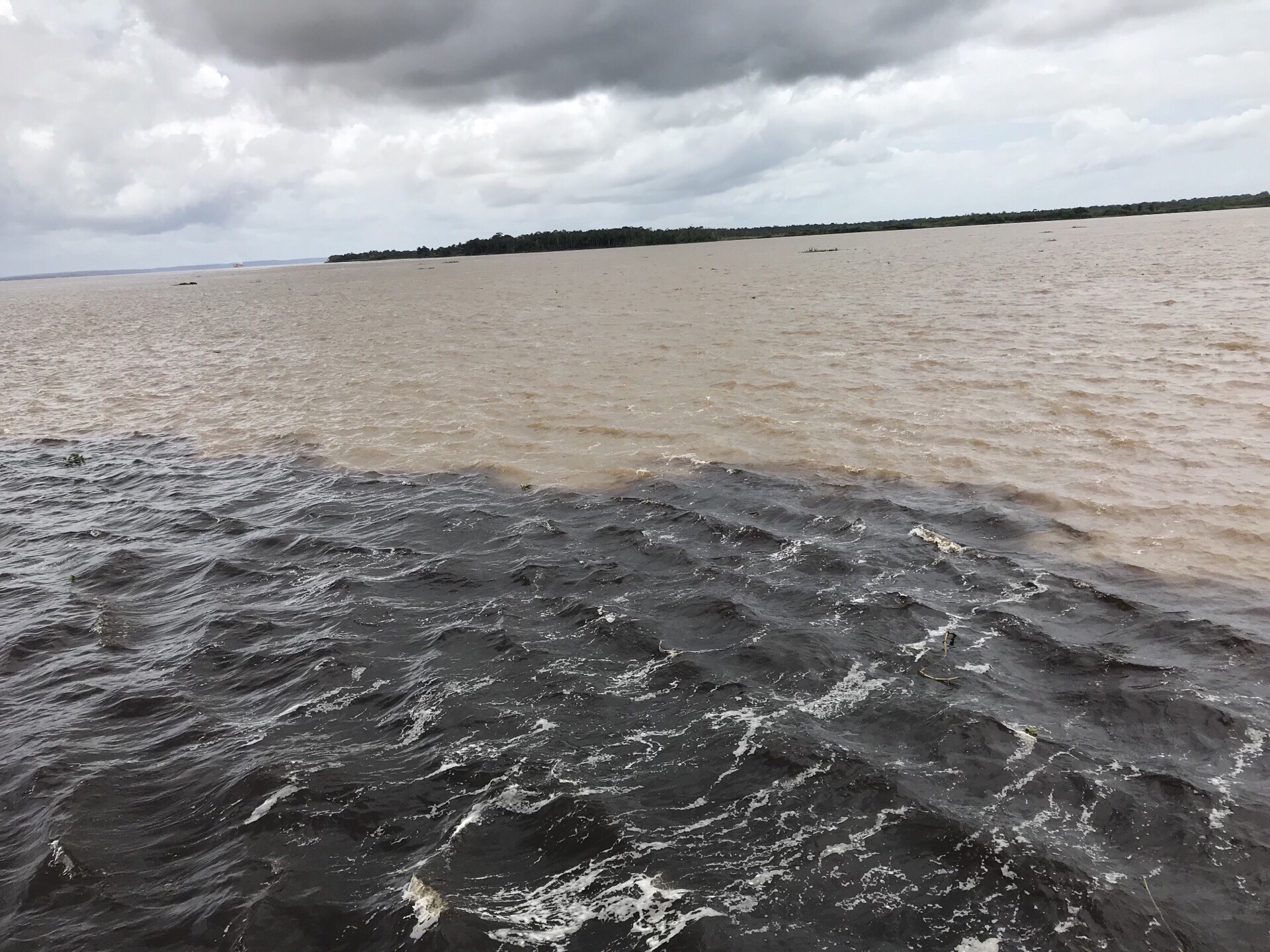 巴西亚马逊河上游甴黑河和索利芒斯河组成，索河河水为黄色，黑河河水为浓咖啡色，因比重，流速不同，两种河