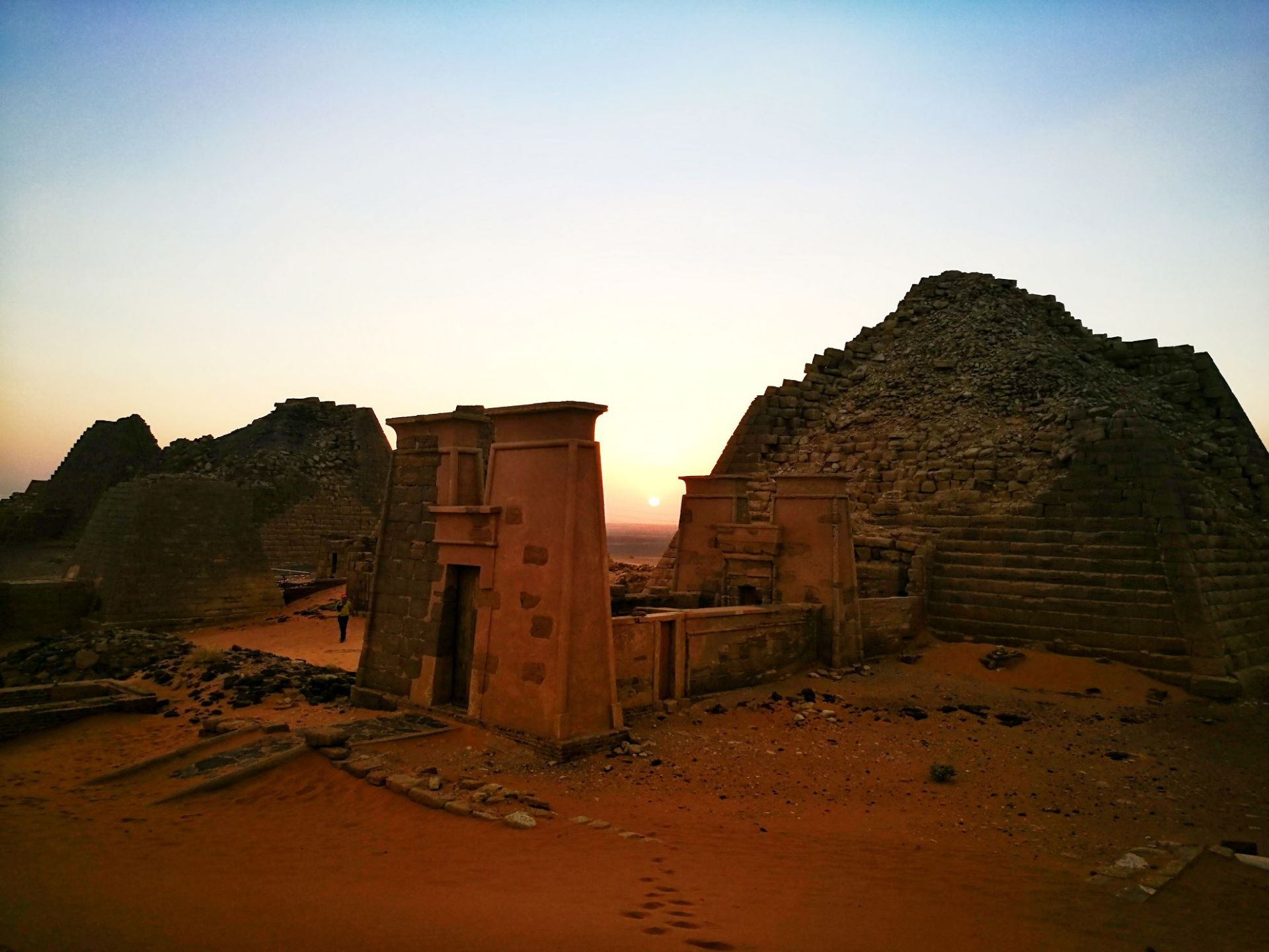 麦罗埃金字塔(2011年世界文化遗产)，苏丹历史上著名的麦罗埃王朝的陵墓群，也被称为“小金字塔”。