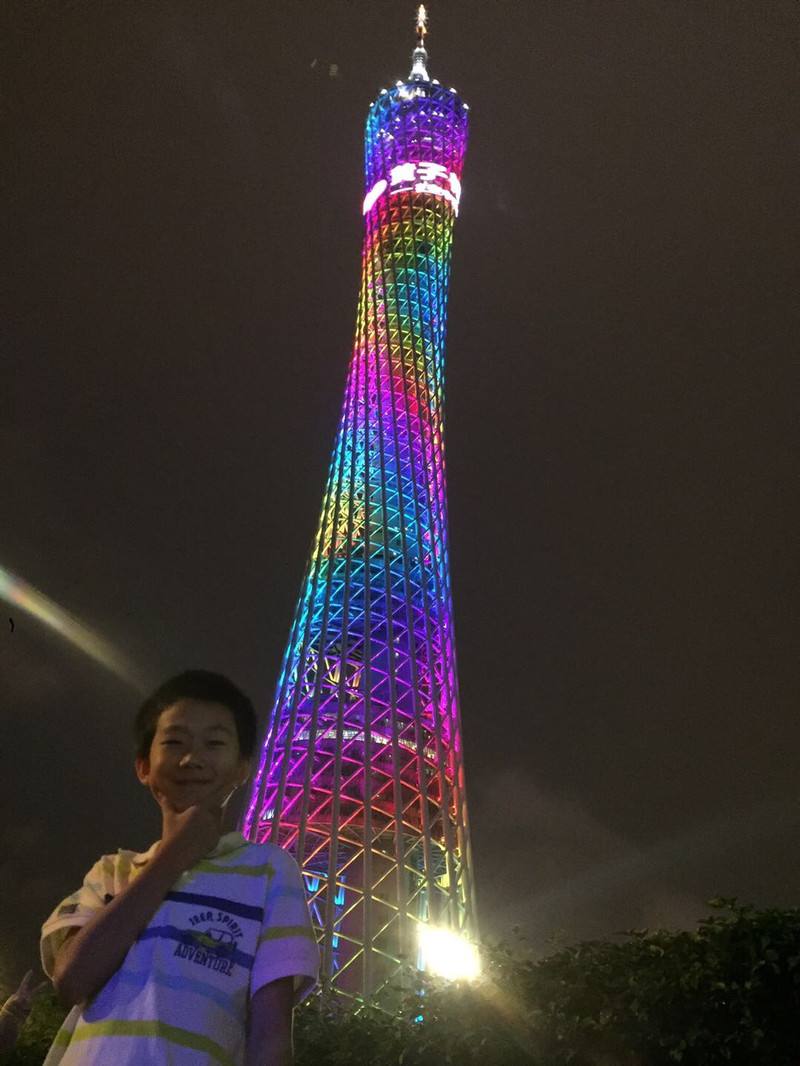 广州塔又称小蛮腰，高439米，在这观月一定很美。