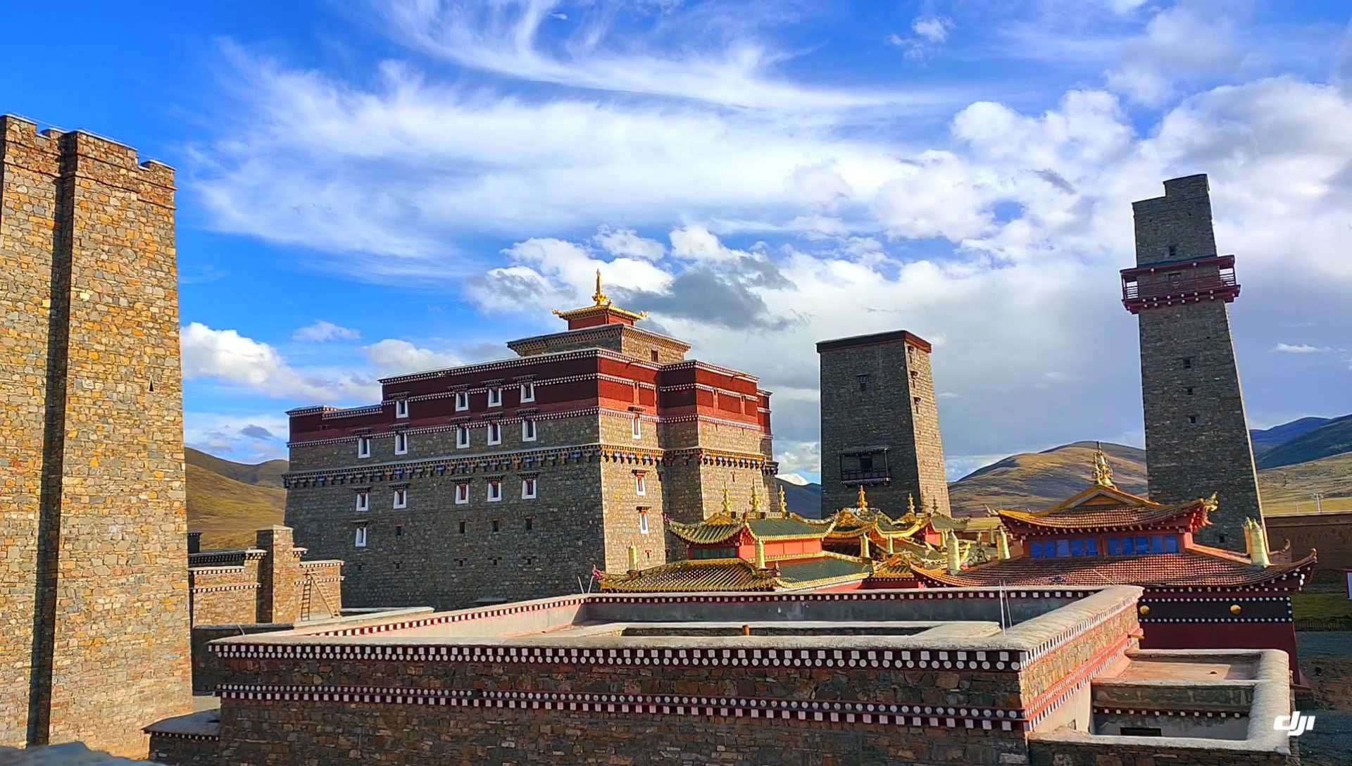 格萨尔王狮龙宫殿，位于青海省果洛藏族自治达日县（建设乡）境内，距达日县城约18公里。