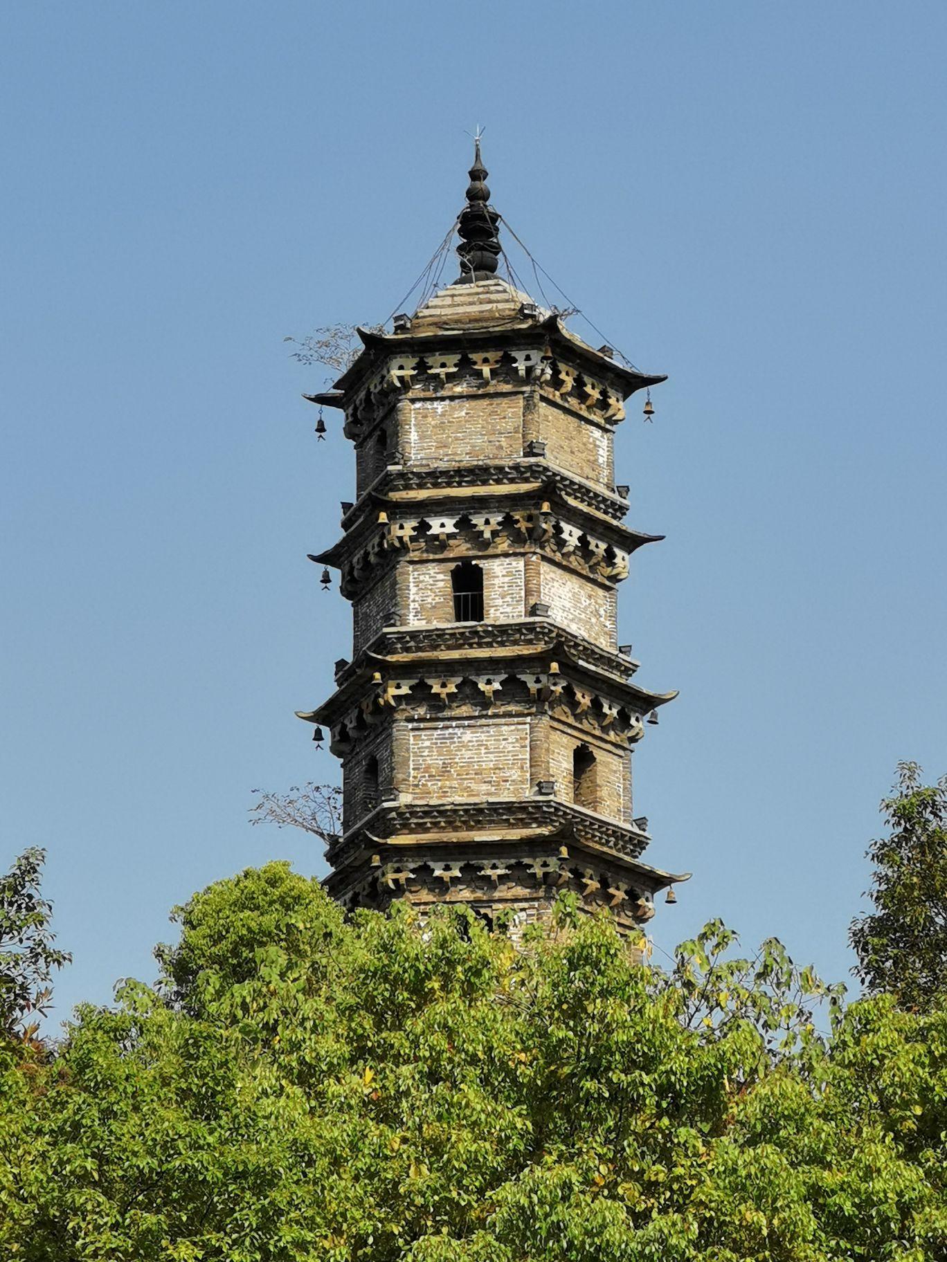 锁江楼始建于明朝万历十三年（公元1558年）。由九江郡守吴秀创建，历时十八年才竣工。楼当时叫江天锁钥