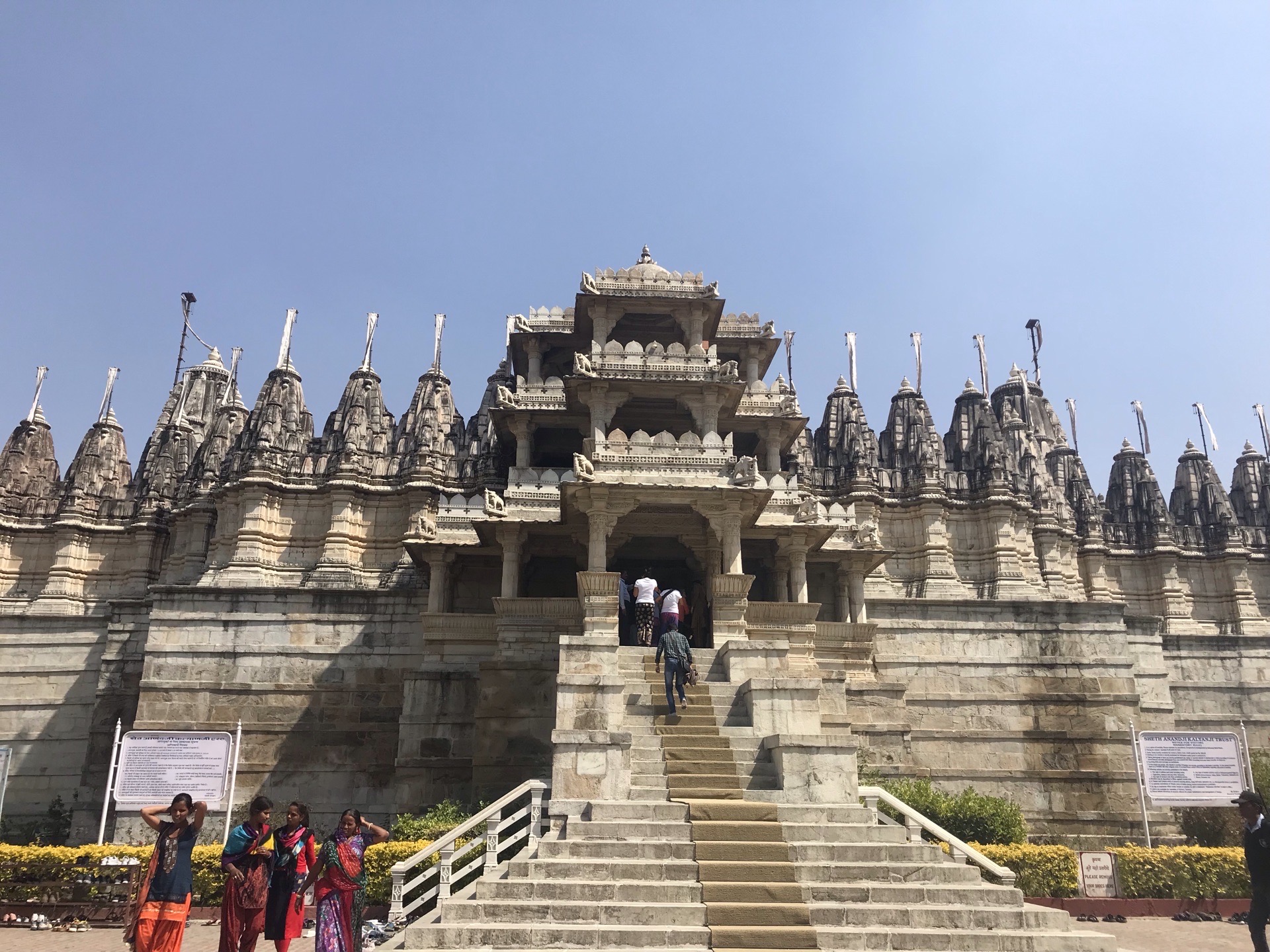 千柱神庙，印度最大、最重要的耆那教神庙之一，有500多年历史，整个寺庙是一座拔地而起的巨大的白色大理