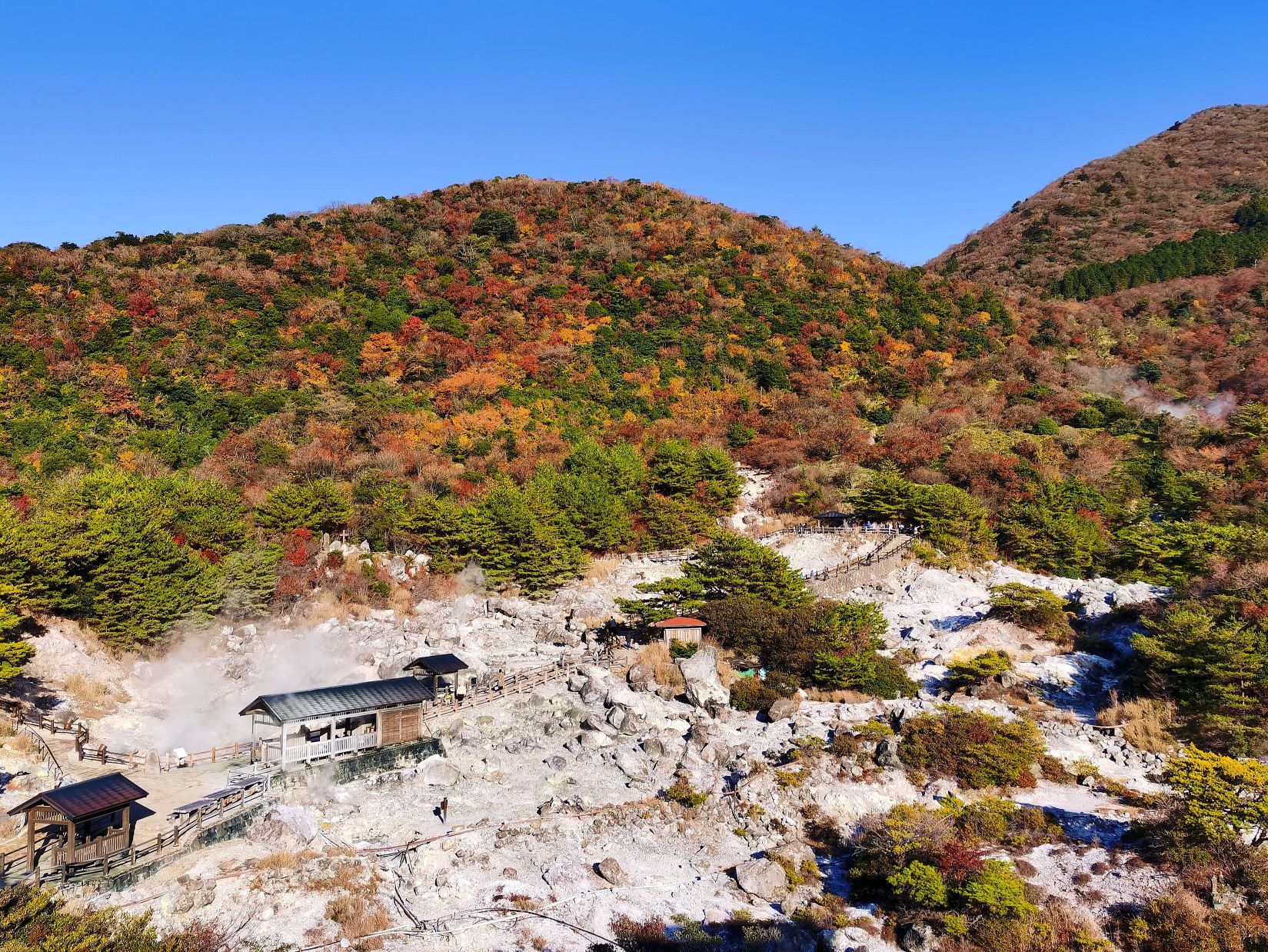 云仙地狱是日本著名的温泉地。这里约有30个观光景点，水气喷射，白烟袅袅，烟雾缭绕，到处可见硫磺岩石。