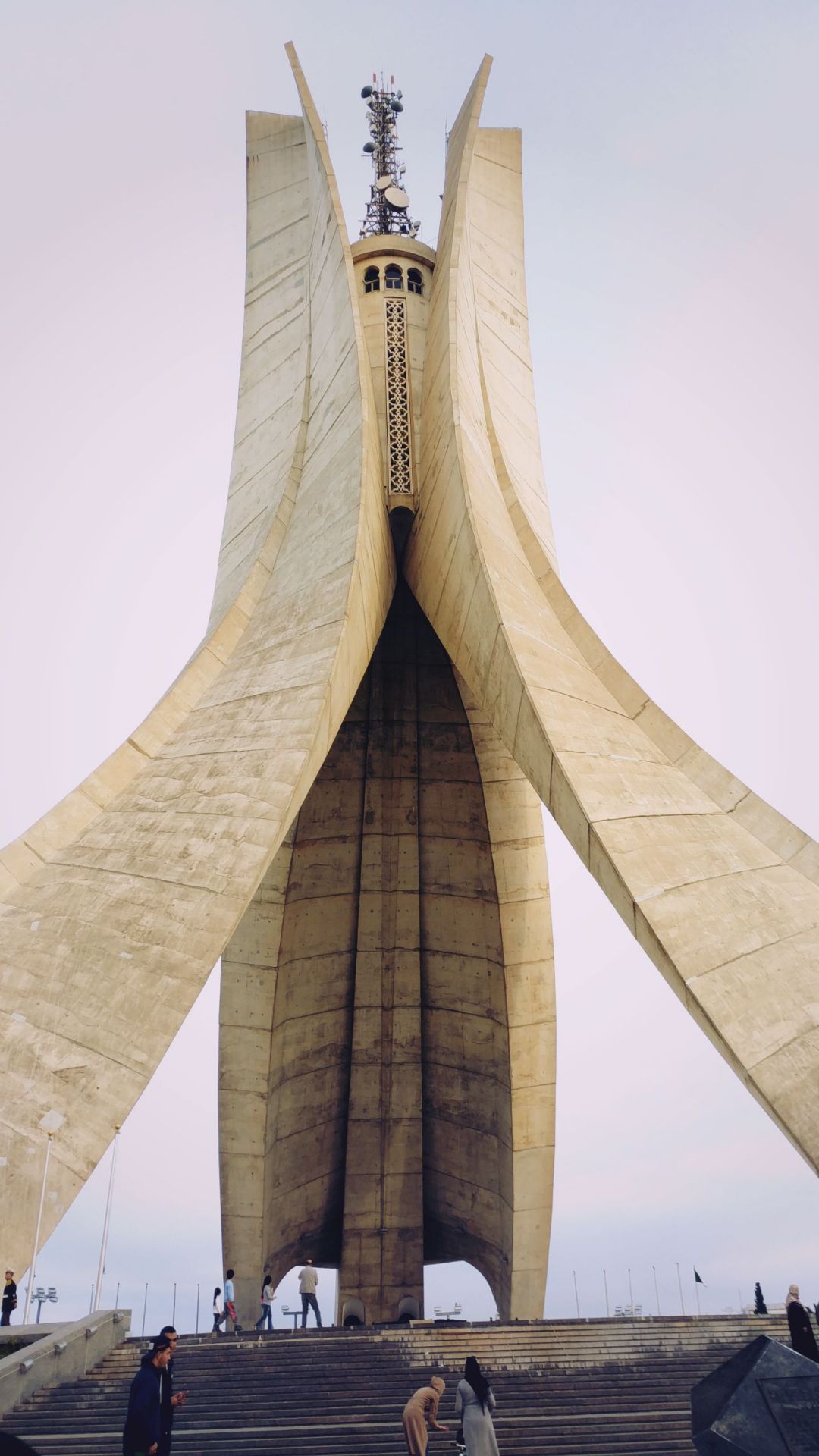 无名烈士纪念塔是阿尔及利亚独立20周年纪念碑，位于海拔127米的马达尼亚区哈马山上，一面朝向碧波荡漾