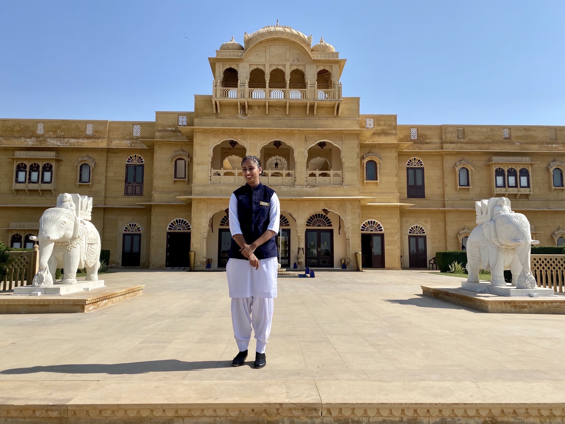 来到印度你一定要体验一次城堡型的酒店，因为印度北方多以人文历史景观为主，尤其是各个时期藩王留下的古堡