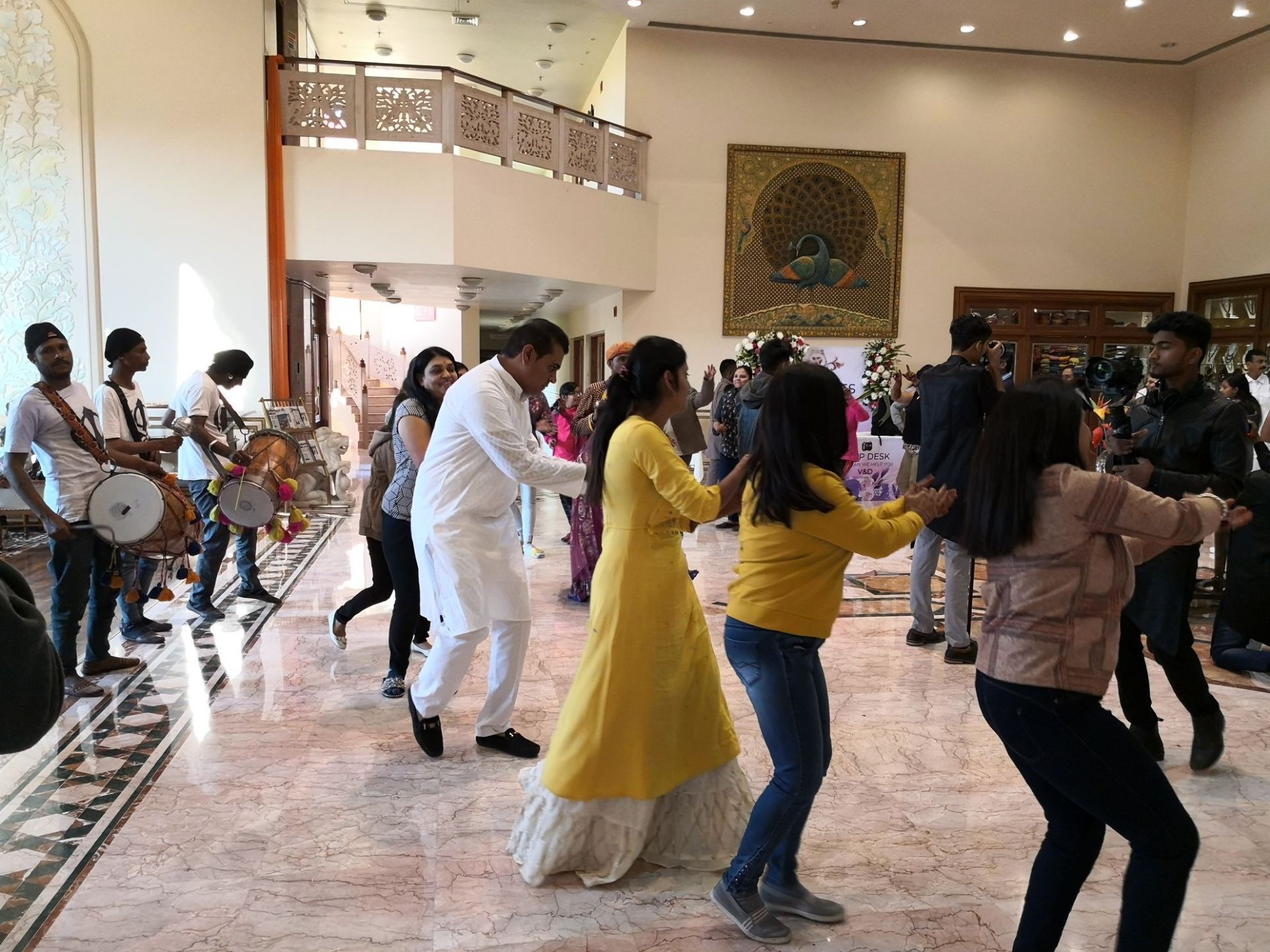在酒店和去乌代布尔的路上，遇到了好几对迎亲的队伍，都在举行结婚仪式，应该是个好日子，在印度结婚是由女