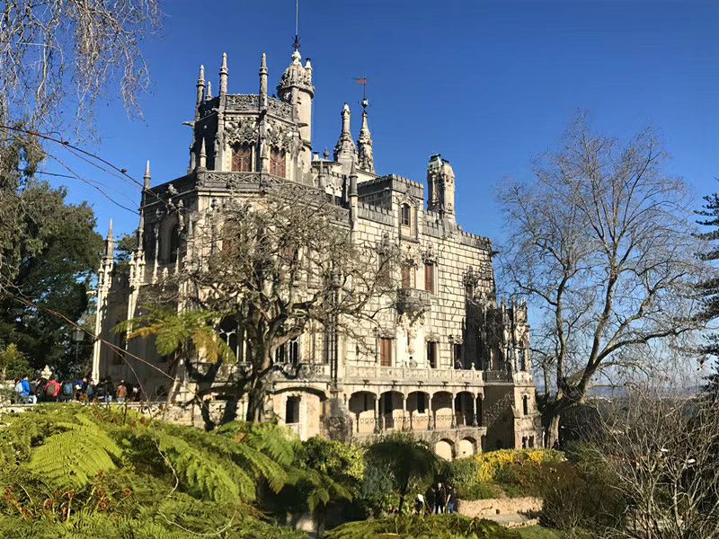 雷加莱拉庄园（Quinta da Regaleira） 远看很有欧洲鬼魅古堡的feel~ 雷加莱拉庄