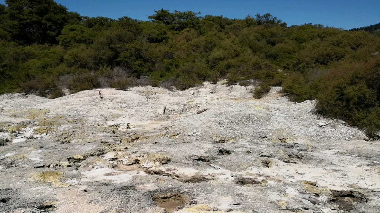 在怀奥塔普地热保护中心区，分布着多个巨大的火山坑，滚烫的温泉时不时地从地缝中啧涌而出，使得地面显得热