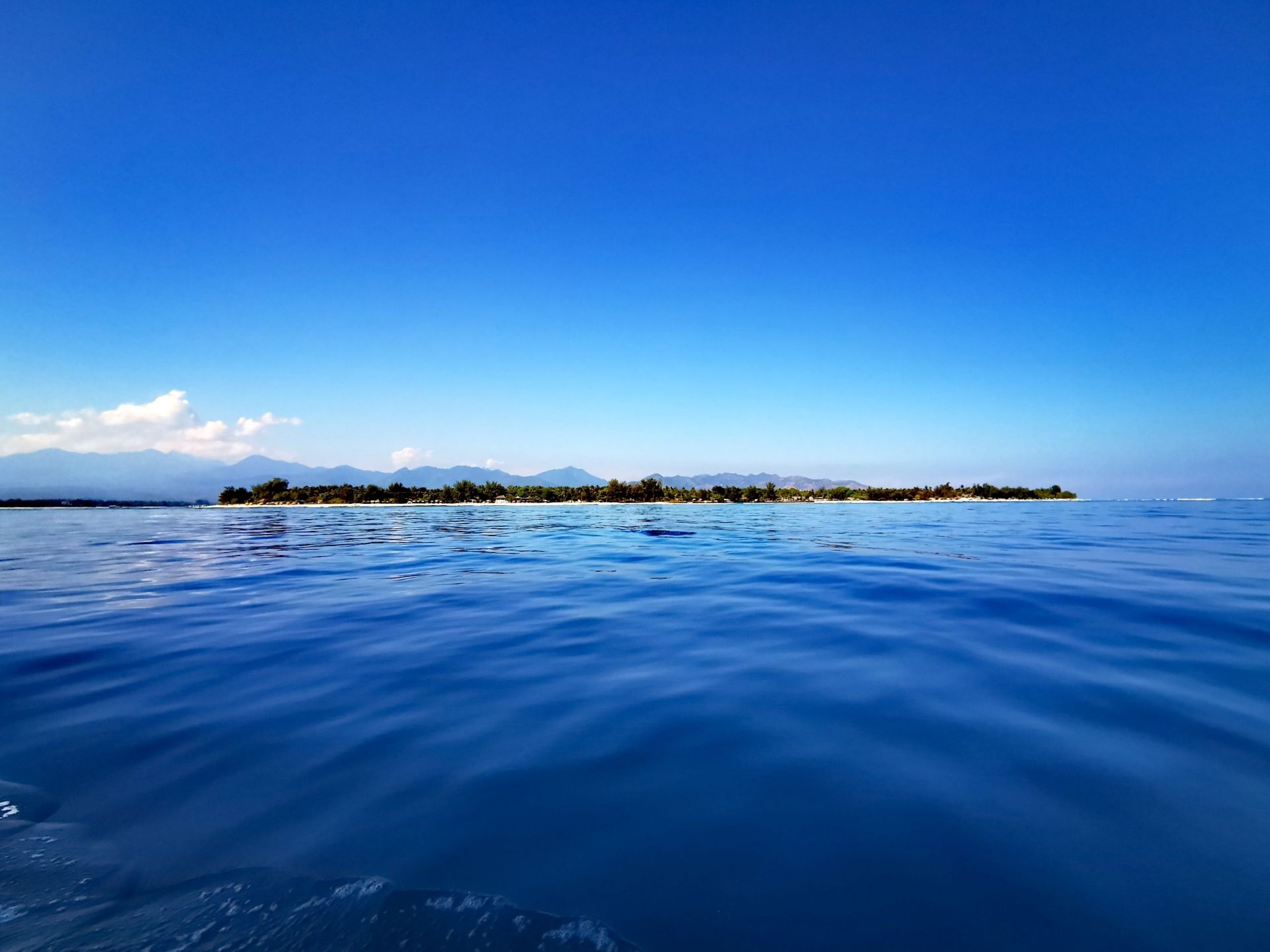 龙目岛附近的三个小岛，需要坐船过去。岛上欧美人为主，很田园的小岛，很漂亮。附近适合浮潜，深潜，日光浴