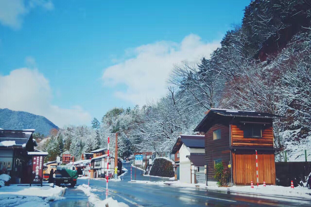 日本明治村冬天时候特别漂亮、雪景与天色融为一体。有条件朋友一定去明治村看看。