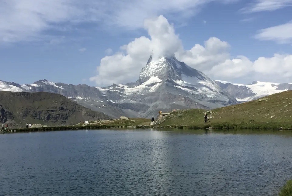 马特峰也称马特洪峰、切尔维诺峰，是阿尔卑斯山脉中最著名的山峰。马特峰的位置在瑞士、意大利边境，附近是