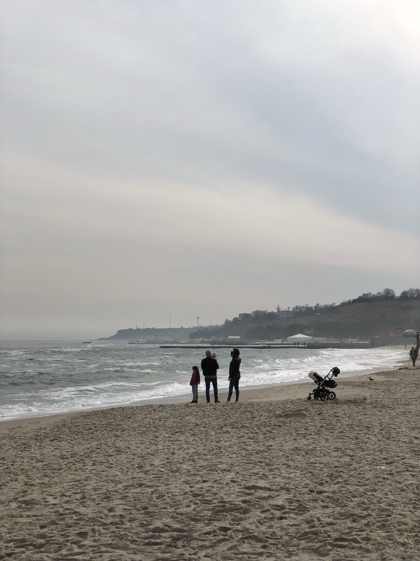 在乌克兰敖德萨的一片海 黑海的岸边  天气虽然没有很好 但是风不大 很柔和